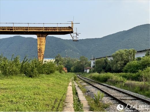 通鋼產(chǎn)品通過(guò)鐵路運(yùn)輸出場(chǎng)。人民網(wǎng) 謝瑩攝