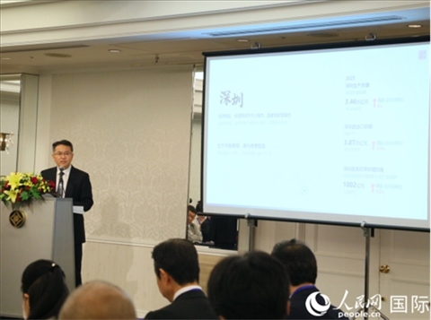 深圳市人民政府國有資產(chǎn)監(jiān)督管理委員會黨委副書記、副主任徐國東進(jìn)行深圳市推介。人民網(wǎng) 許可攝