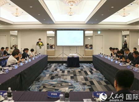 深圳市光明區(qū)委常委、副區(qū)長王芳成介紹光明科學(xué)城。人民網(wǎng) 許可攝