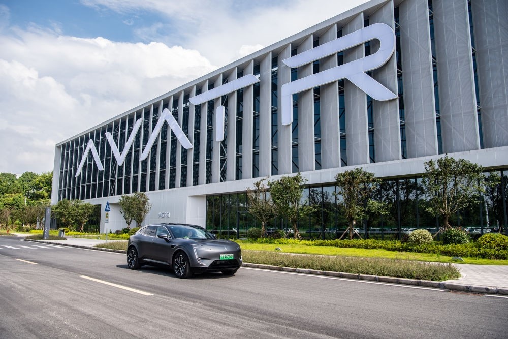 一輛新能源汽車在重慶市江北區(qū)行駛（2023年7月20日攝）。新華社記者 唐奕 攝