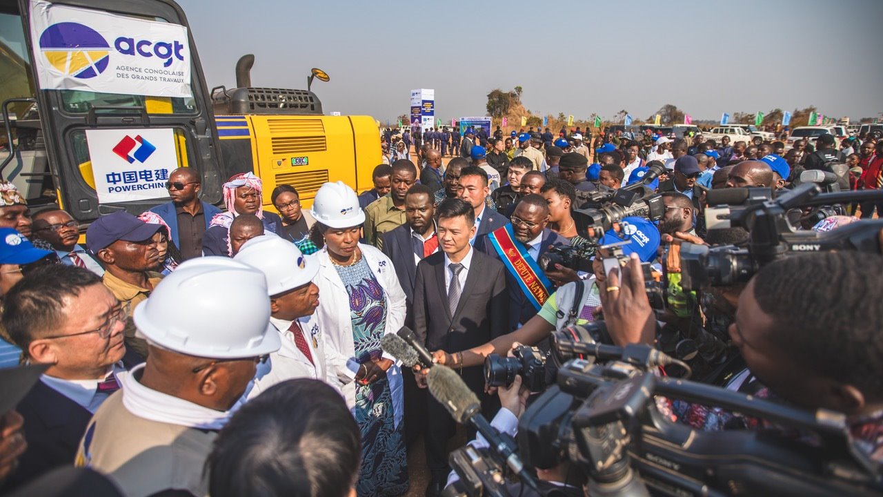 剛果（金）當(dāng)?shù)孛襟w采訪出席開(kāi)工儀式的有關(guān)負(fù)責(zé)人。中鐵資源集團(tuán)供圖