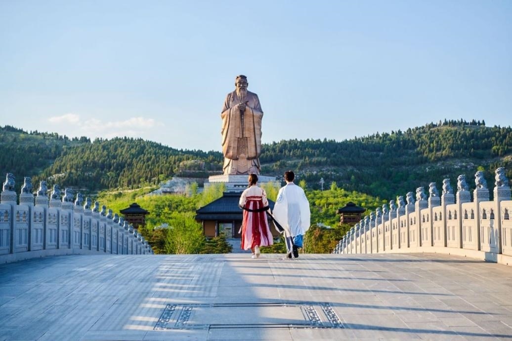 游客漫步尼山圣境領(lǐng)略古脈綿長(zhǎng)。人民網(wǎng) 喬姝攝