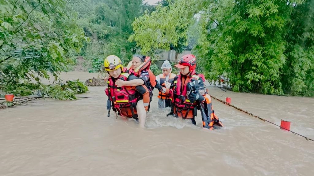 在忠縣，救援人員正在轉移受災群眾。新華社發(fā)