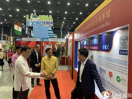 7月9日，中國駐清邁總領事陳海平與清邁副府尹威拉蓬等共同參觀以“暢游中國、支付無憂”為主題的中國展位。人民網(wǎng)記者章念生攝