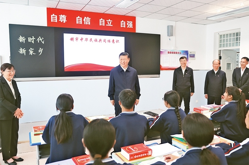 2024年6月18日至19日，中共中央總書記、國(guó)家主席、中央軍委主席習(xí)近平在青?？疾臁＿@是18日下午，習(xí)近平在果洛西寧民族中學(xué)高一（1）班觀摩“新時(shí)代、新家鄉(xiāng)”主題思政課。 新華社記者 鞠鵬/攝