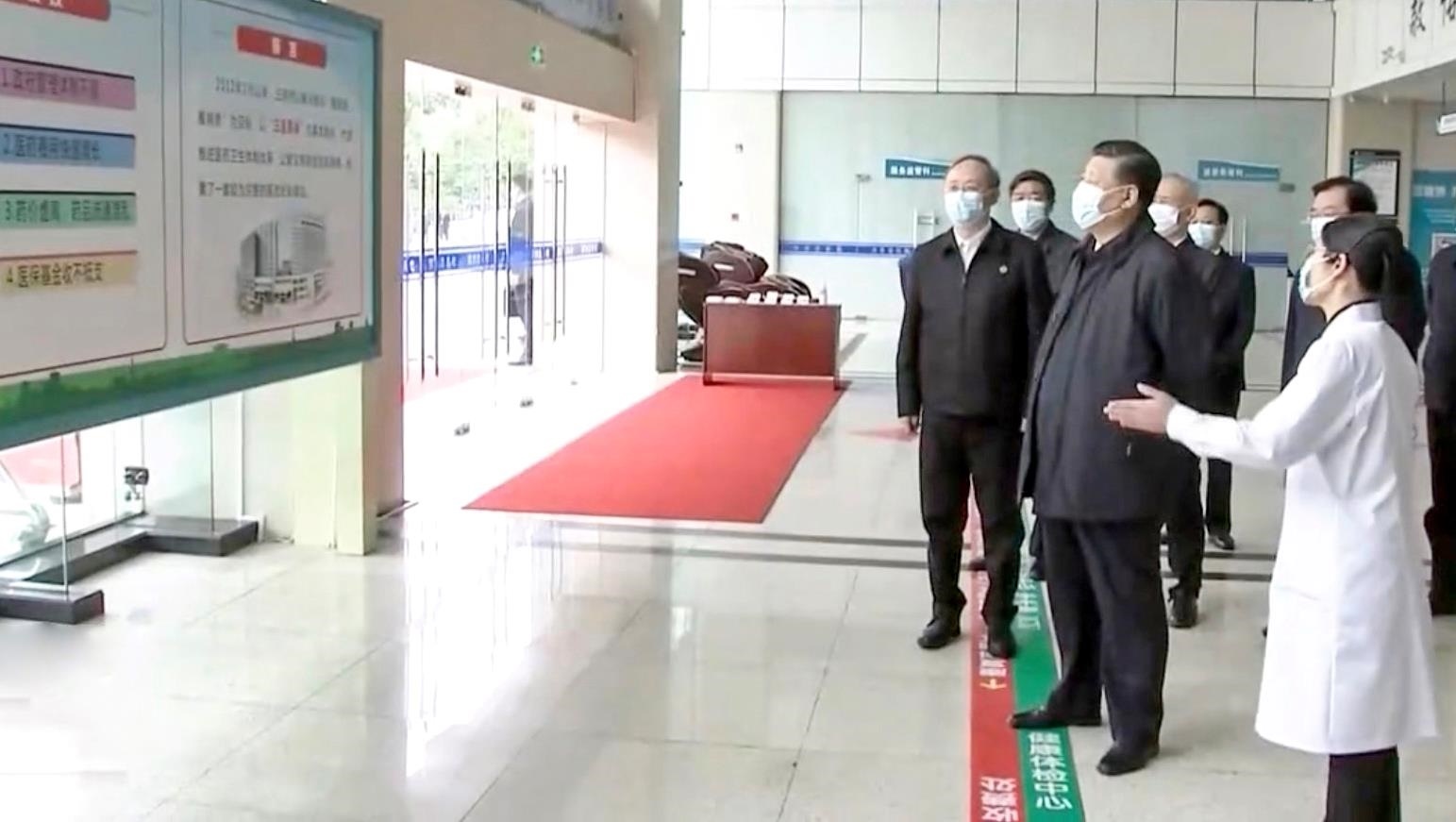 △2021年3月23日，習(xí)近平總書(shū)記在福建三明沙縣總醫(yī)院住院樓一層大廳，聽(tīng)取醫(yī)改情況介紹。