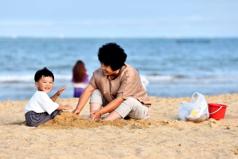 △山東日照陽(yáng)光海岸綠道沙灘一角。近年來(lái)，日照還海于民、還景于民，在保留松林、沙灘、礁石和濕地資源的基礎(chǔ)上，修復(fù)整治生態(tài)岸線，打造出一條長(zhǎng)約28公里的陽(yáng)光海岸綠道，吸引眾多市民游客度假休閑。