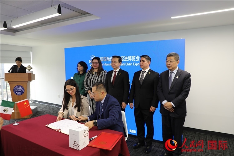 與會(huì)嘉賓簽署關(guān)于共同促進(jìn)墨西哥企業(yè)參加第二屆鏈博會(huì)合作備忘錄。人民網(wǎng) 埃內(nèi)斯托·多明戈斯攝