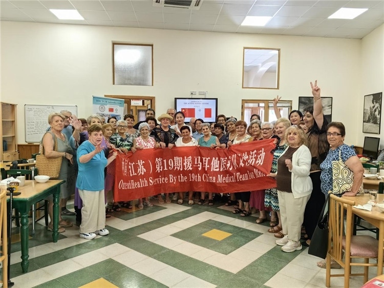 醫(yī)療隊(duì)隊(duì)員與養(yǎng)老中心參加活動(dòng)的老人合影。中國(guó)（江蘇）第19期援馬耳他醫(yī)療隊(duì)供圖