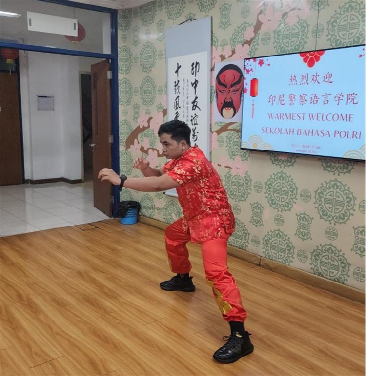 警察學(xué)員表演武術(shù)?；顒又鬓k方供圖