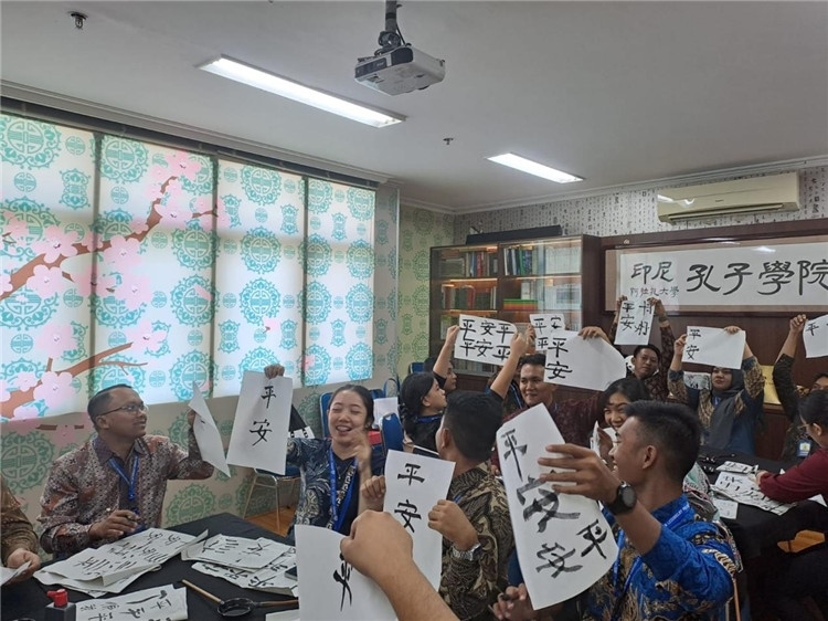 警察學(xué)員們展示書法學(xué)習(xí)成果。活動主辦方供圖