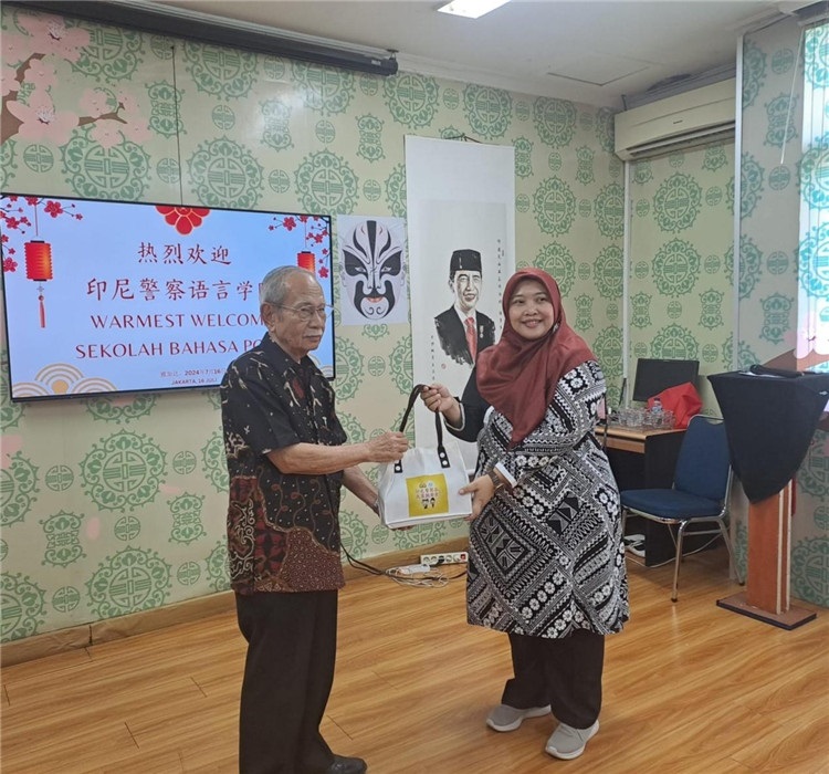 拉哈尤·蘇珊蒂與穆尼交換禮品?；顒又鬓k方供圖