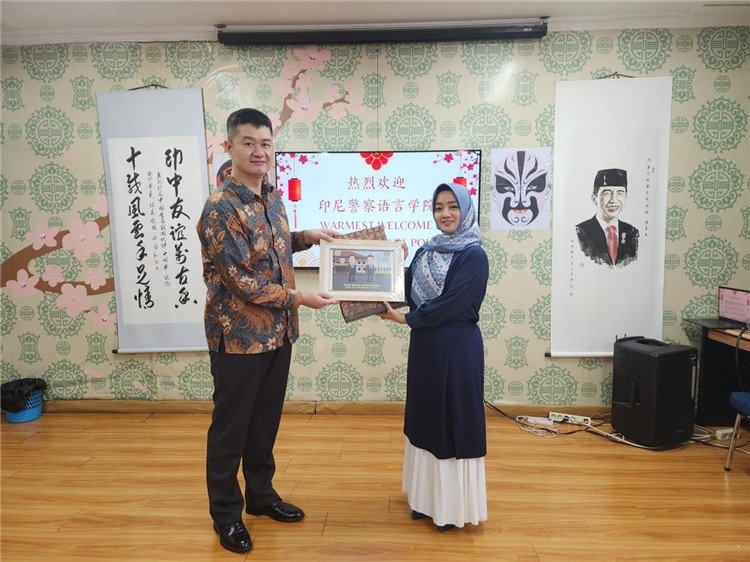 警察語言學(xué)院老師與王大昕交換禮品?；顒又鬓k方供圖