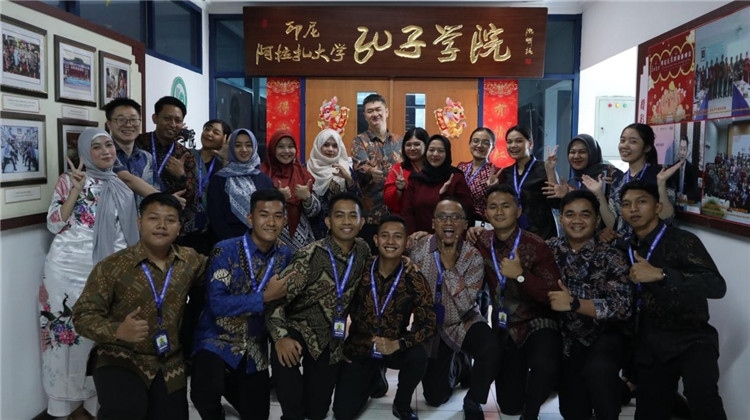 警察 學(xué)員們在孔院門口合影?；顒又鬓k方供圖