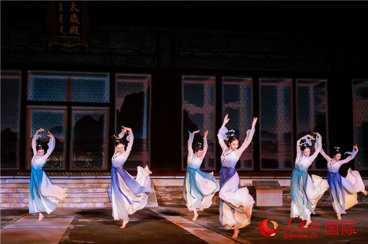 “光影北京——2024世界燈光師大會”開幕式當晚的燈光秀表演。人民網(wǎng)記者 趙益普攝