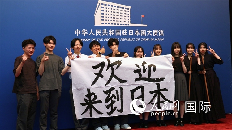 日本小大使現(xiàn)場書寫“歡迎來到日本”。人民網 許可攝