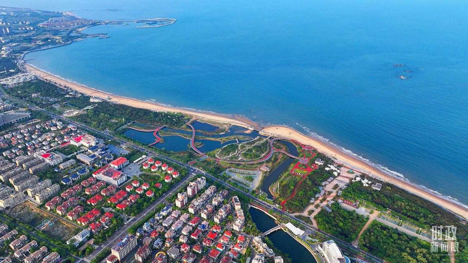 △日照市陽光海岸綠道。近年來，日照市對沿海裸露場地及岸線破損處進行生態(tài)修復，建成約28公里的陽光海岸綠道，為市民和游客提供了運動休閑好去處。（總臺央視記者范凱拍攝）