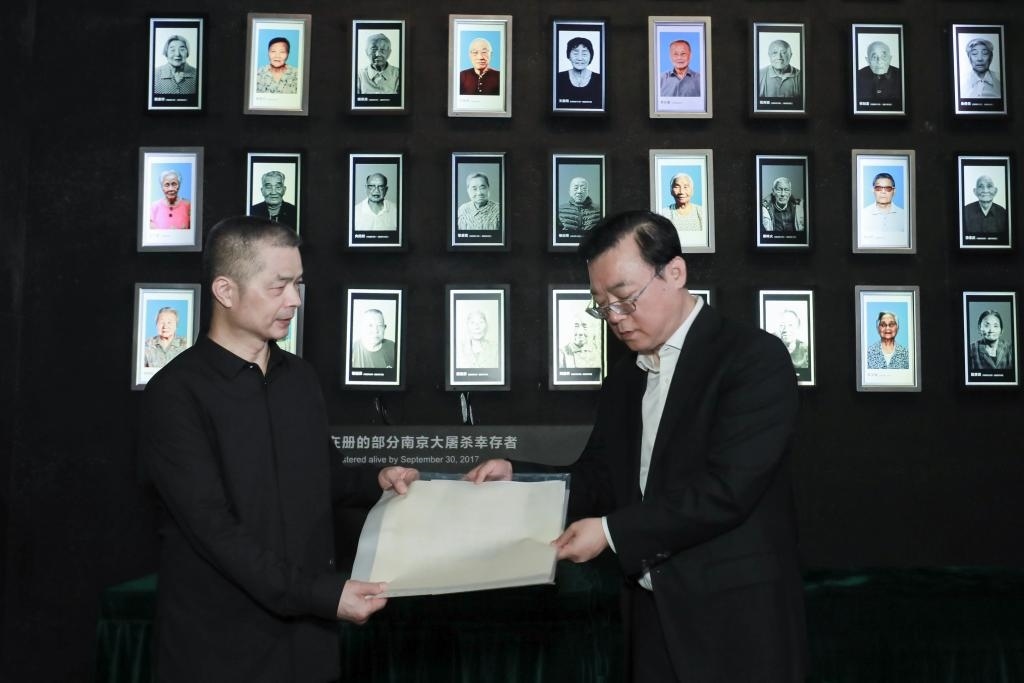 南京大屠殺幸存者高如琴的兒子向軍向侵華日軍南京大屠殺遇難同胞紀念館捐贈高如琴老人相關(guān)物品。（侵華日軍南京大屠殺遇難同胞紀念館供圖）