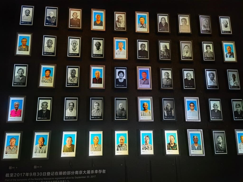 侵華日軍南京大屠殺遇難同胞紀念館內(nèi)的幸存者照片墻局部。新華社記者邱冰清 攝