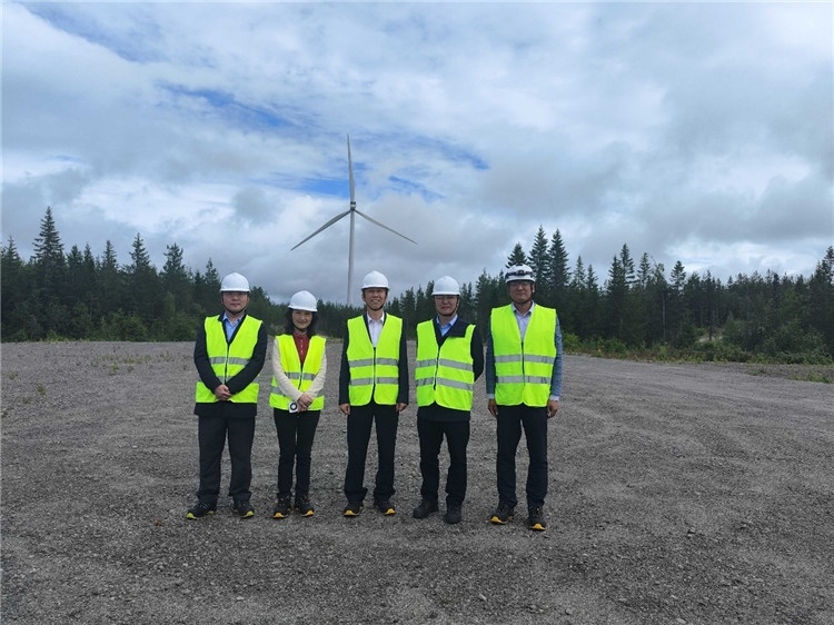 中國駐瑞典大使崔愛民（中）走訪中廣核歐能瑞典公司。中國駐瑞典大使館供圖