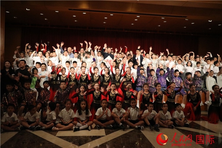中美青少年藝術(shù)交流匯演活動(dòng)結(jié)束后，嘉賓們與學(xué)生們合影。人民網(wǎng)記者 李志偉攝