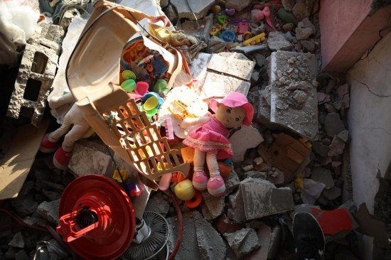 這是7月18日在加沙地帶中部努賽賴特難民營拍攝的遭到以軍襲擊的建筑廢墟。新華社發(fā)（馬爾萬·達(dá)烏德攝）