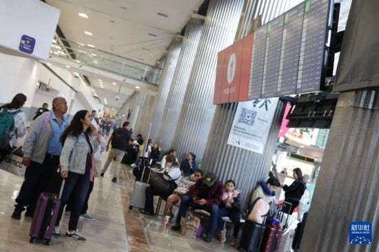 7月19日，在墨西哥首都墨西哥城的貝尼托·華雷斯國際機(jī)場，許多航班被延誤或取消，大量旅客在機(jī)場等待。新華社發(fā)（弗朗西斯科·卡涅多攝）