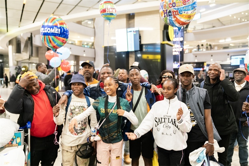 家長們熱情歡迎從中國歸來的學生。希拉茲·莫林攝