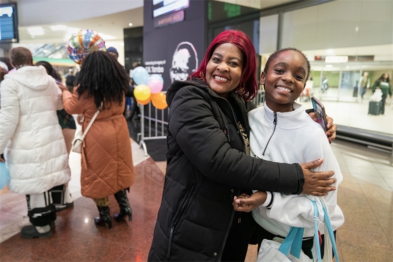 學生與家長相擁歡慶。希拉茲·莫林攝