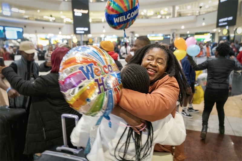 學生與家長相擁歡慶。希拉茲·莫林攝