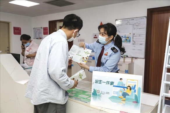 志愿者為葉先生介紹新生兒相關(guān)服務(wù)。云浮市稅務(wù)局供圖