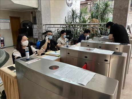 廣州市越秀區(qū)教育局現(xiàn)場(chǎng)審核返區(qū)生辦理材料，采用“提前網(wǎng)上預(yù)約、現(xiàn)場(chǎng)分批辦理”的方式進(jìn)行。廣州市越秀區(qū)教育局供圖