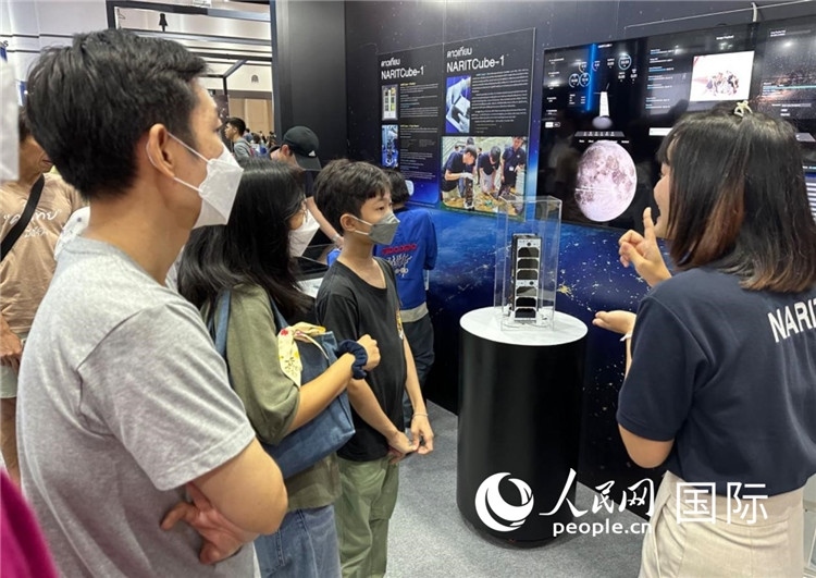 泰國(guó)國(guó)家天文研究所工作人員向觀眾科普天文知識(shí)。人民網(wǎng)記者 簡(jiǎn)承淵攝