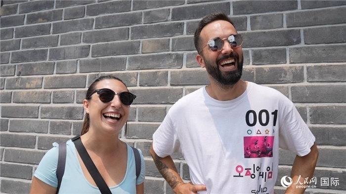 圖為西班牙籍游客塔瑪拉·魯伊斯·查莫羅（左）和馬克·普拉達(dá)·巴約納（右）。人民網(wǎng)記者 吳超嵐攝