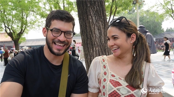 圖為巴拿馬籍游客阿德里安·岡薩雷斯（Adrian Gonzalez）（左）和丹尼斯·岡薩雷斯（Denisse Gonzalez）（右）。人民網(wǎng)記者 吳超嵐攝