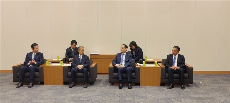 4月11日，楊萬(wàn)明會(huì)長(zhǎng)在東京會(huì)見(jiàn)日中友好議員聯(lián)盟會(huì)長(zhǎng)二階俊博（左二）。中國(guó)人民對(duì)外友好協(xié)會(huì)供圖