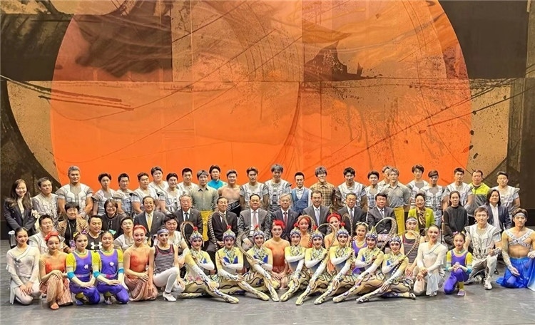 4月12日，中國(guó)人民對(duì)外友好協(xié)會(huì)會(huì)長(zhǎng)楊萬(wàn)明、駐日大使吳江浩及來(lái)自36國(guó)70位駐日使節(jié)代表等現(xiàn)場(chǎng)觀看中國(guó)雜技團(tuán)東京公演。中國(guó)人民對(duì)外友好協(xié)會(huì)供圖