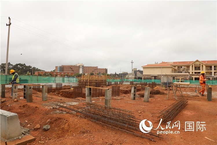 圖為孔子學(xué)院項(xiàng)目施工現(xiàn)場。人民網(wǎng)記者 沈小曉攝。