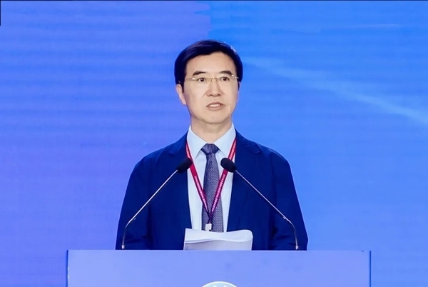 杜玉波在第八屆產(chǎn)教融合發(fā)展大會(huì)上作主旨報(bào)告。中國(guó)高等教育學(xué)會(huì)供圖