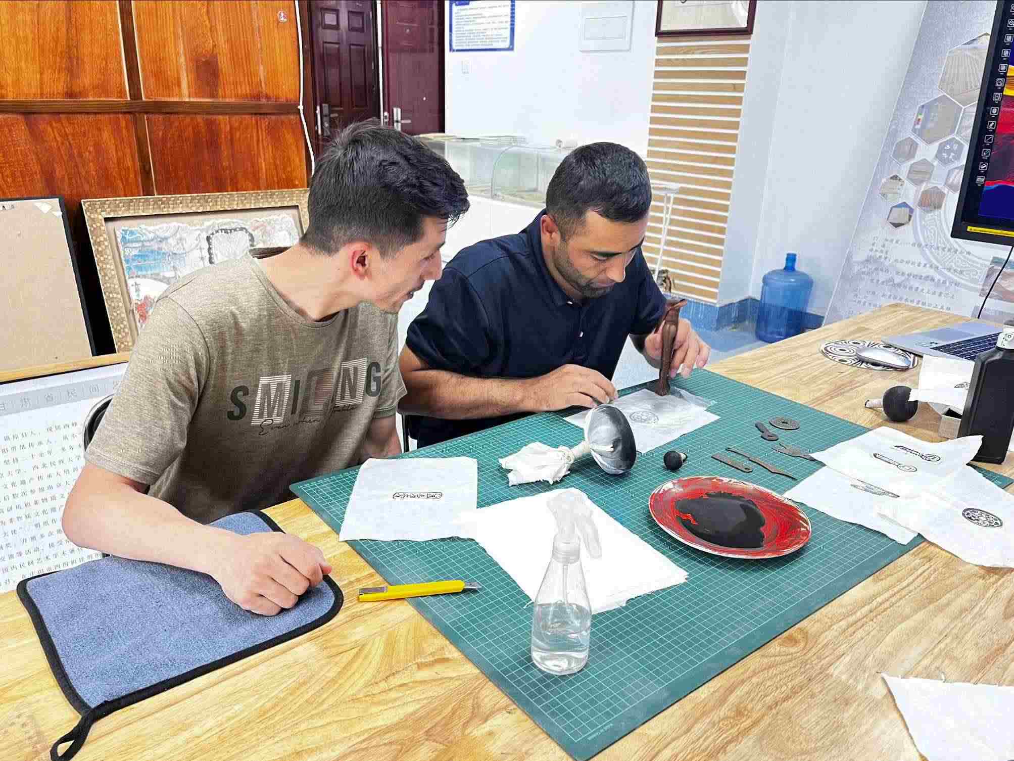 營員們動(dòng)手體驗(yàn)“非遺”技藝。校方供圖