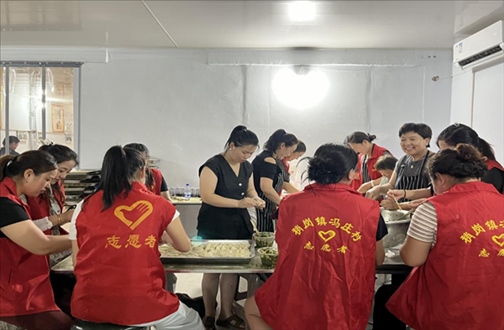 志愿者在以孝治家大食堂工作。（受訪者供圖）