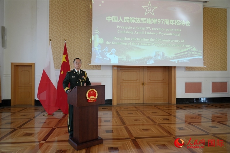 波蘭使館國防武官張寅生大校在招待會上致辭。人民網(wǎng)記者 李增偉攝 