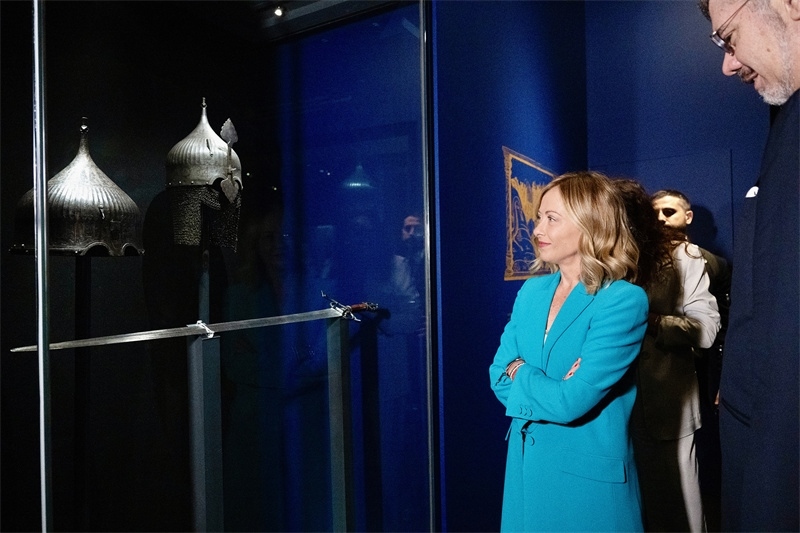 意大利總理梅洛尼參觀展覽“傳奇之旅：馬可·波羅與絲綢之路上的世界”。 (意大利總理府供圖)