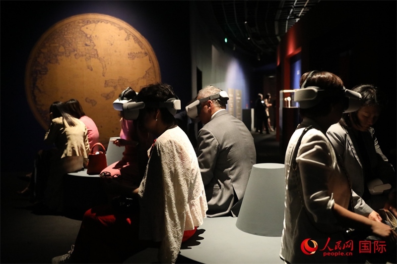 嘉賓在展覽“傳奇之旅：馬可·波羅與絲綢之路上的世界”VR體驗(yàn)區(qū)參觀。人民網(wǎng) 殷韜攝