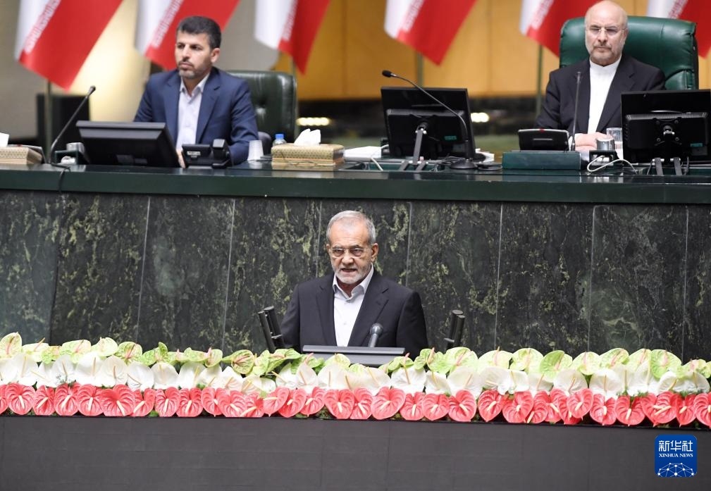 7月30日，佩澤希齊揚(yáng)（前）在伊朗德黑蘭的伊朗議會(huì)宣誓就任伊朗總統(tǒng)后發(fā)表就職演說。新華社記者 沙達(dá)提 攝