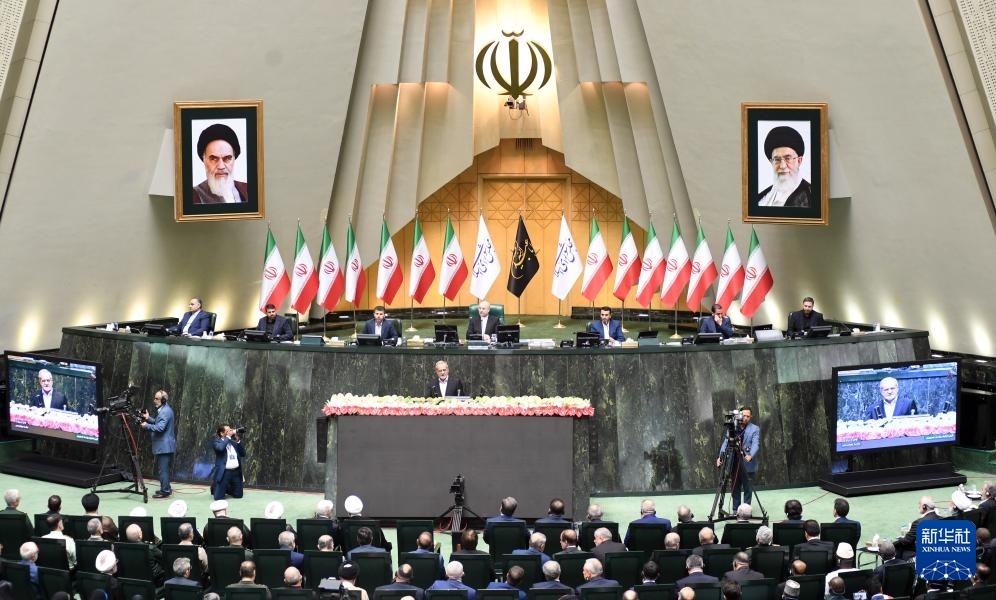 7月30日，佩澤希齊揚(yáng)（中）在伊朗德黑蘭的伊朗議會(huì)宣誓就任伊朗總統(tǒng)后發(fā)表就職演說。新華社記者 沙達(dá)提 攝