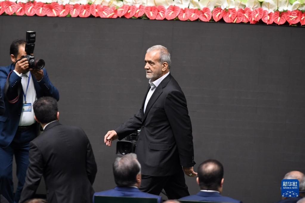 7月30日，在伊朗德黑蘭的伊朗議會(huì)，佩澤希齊揚(yáng)（中）抵達(dá)總統(tǒng)就職典禮現(xiàn)場。新華社記者 沙達(dá)提 攝