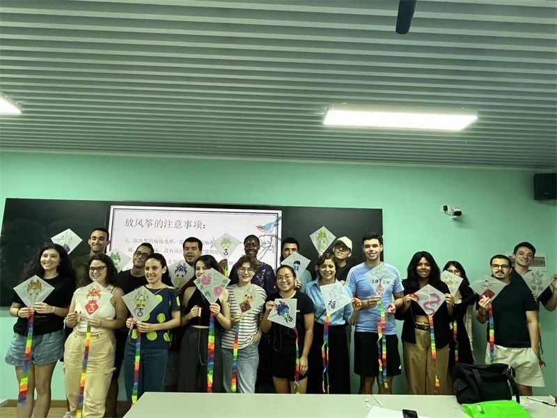 在中國和巴西共迎兩國建交50周年之際，巴西圣保羅州立大學(xué)孔子學(xué)院今年7月成功組織多批、近40名巴西青少年來華進(jìn)行短期訪問交流，圖為訪問團(tuán)成員參加文化體驗(yàn)活動。 巴西圣保羅州立大學(xué)孔子學(xué)院供圖