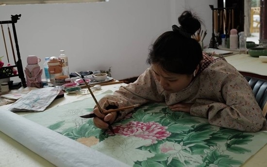 當(dāng)?shù)剞r(nóng)民畫師正在作畫。受訪者供圖