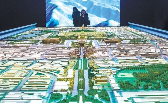 首都博物館“輝煌中軸”展廳內(nèi)，十六米長的中軸線沙盤，配以立體投影技術(shù)，展現(xiàn)北京中軸線之壯美。 本報(bào)記者 武亦彬攝